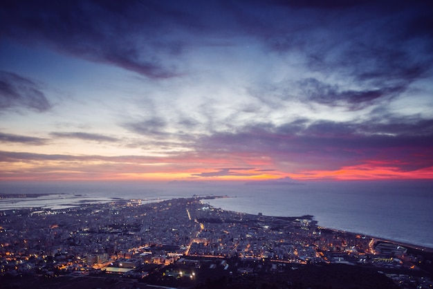 Tramonto sulla città dall'alto.