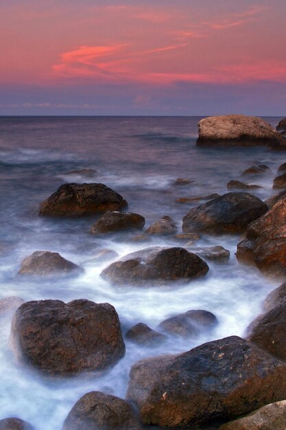 Tramonto sulla costa rocciosa del mare tropicale Vacanze estive in resort tropicale