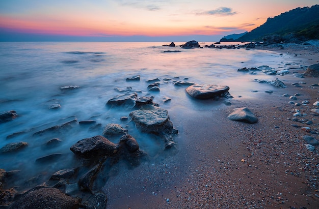 Tramonto sulla costa rocciosa