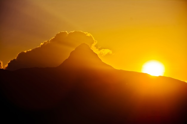 Tramonto sulla famosa montagna sacra Sri Paada in Sri Lanka