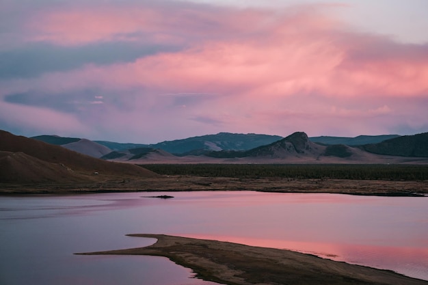 Tramonto sulla Mongolia Lago bianco, chiamato anche Terkhiin tsagaan nuur con nuvole colorate