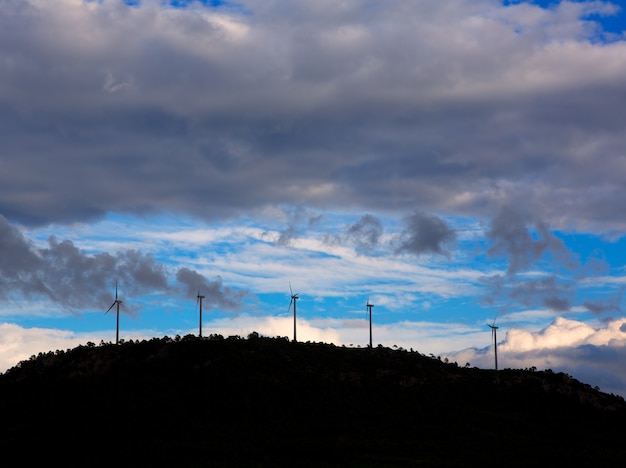 Tramonto sulla montagna con mulini a vento elettrici