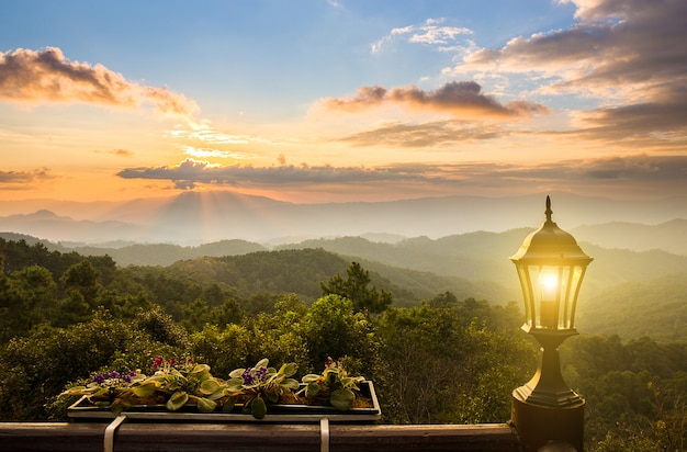 Tramonto sulla montagna dalla vista del balcone