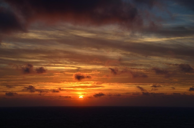 Tramonto sulla nave in mare