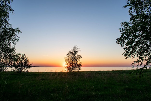 Tramonto sulla riva del fiume