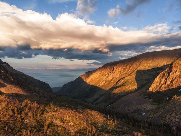 Tramonto sulla riva del lago baikal