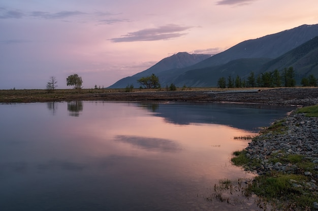 Tramonto sulla riva del lago baikal