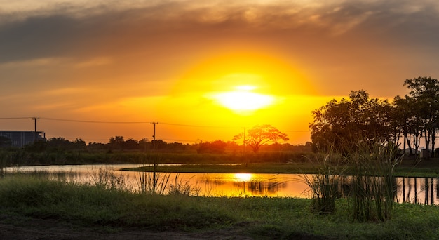 Tramonto sulla scena rurale