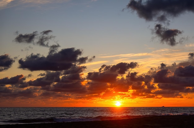 Tramonto sulla spiaggia con belle nuvole