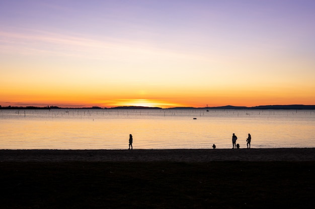 Tramonto sulla spiaggia con mare calmo