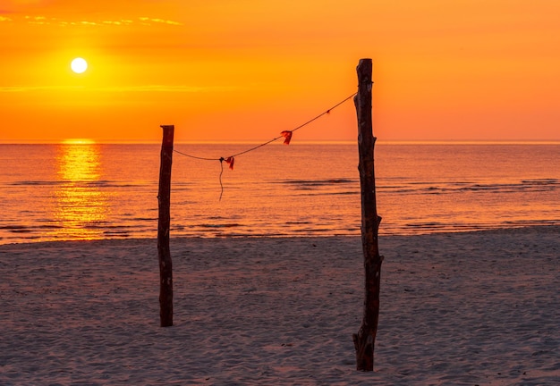 Tramonto sulla spiaggia con orizzonte sull'acqua sull'isola di Sylt nel Mare del Nord in Germania