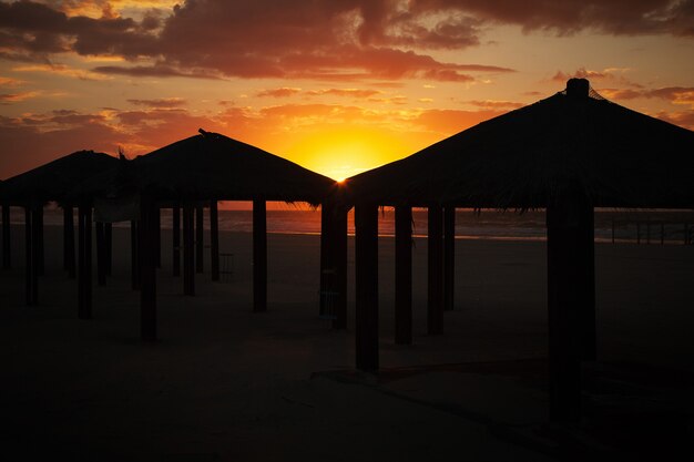 Tramonto sulla spiaggia con un bel cielo