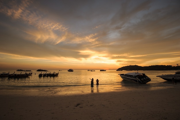 tramonto sulla spiaggia del mare indiano