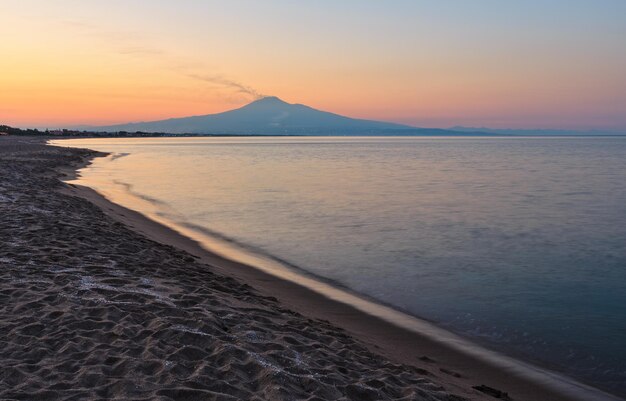 Tramonto sulla spiaggia del mare