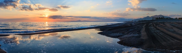 Tramonto sulla spiaggia del mare