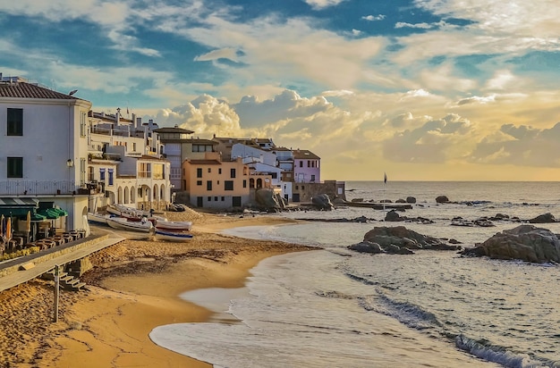 Tramonto sulla spiaggia della città di calella sul lungomare