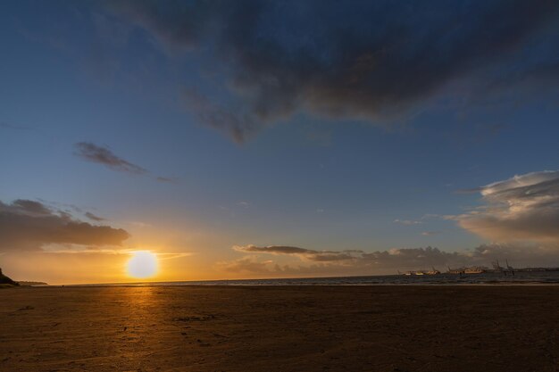 Tramonto sulla spiaggia della Normandia Francia