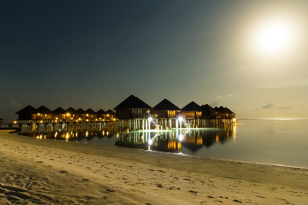 Tramonto sulla spiaggia delle Maldive