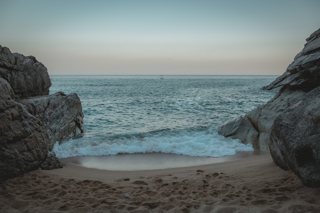 Tramonto sulla spiaggia deserta