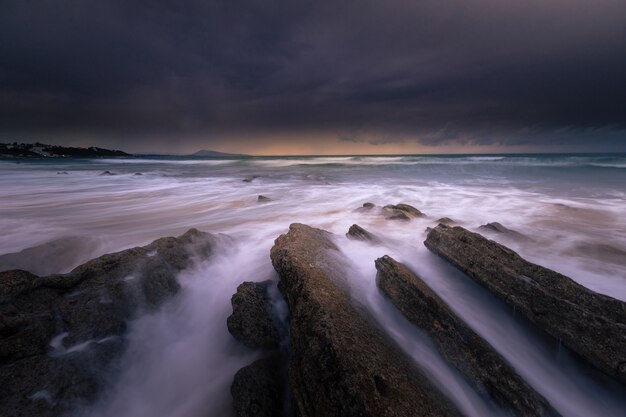 Tramonto sulla spiaggia di Bidart, Paesi Baschi.