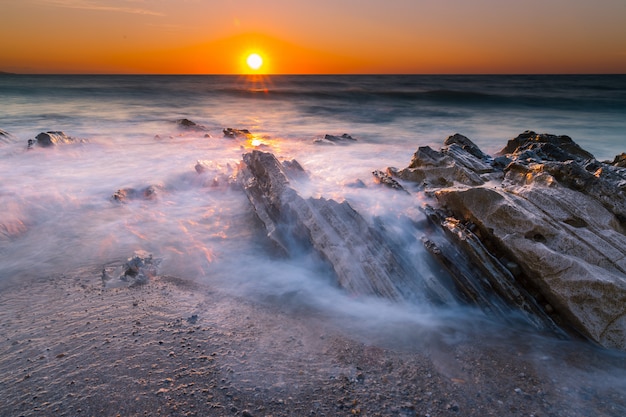 Tramonto sulla spiaggia di Bidart vicino a Biarritz, Paesi Baschi.