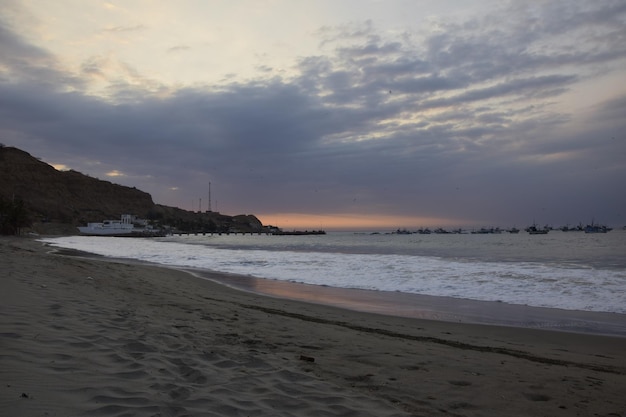 Tramonto sulla spiaggia di Mancora situata a Piura Perù