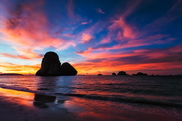 Tramonto sulla spiaggia di Pranang. Railay, Krabi, Tailandia