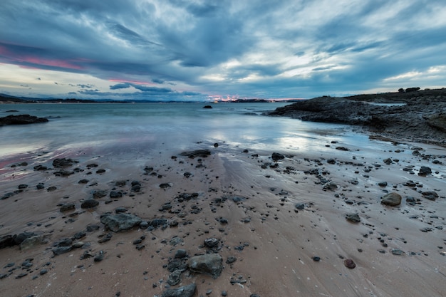 Tramonto sulla spiaggia di Tranquilos. Loredo. Cantabria. Spagna.