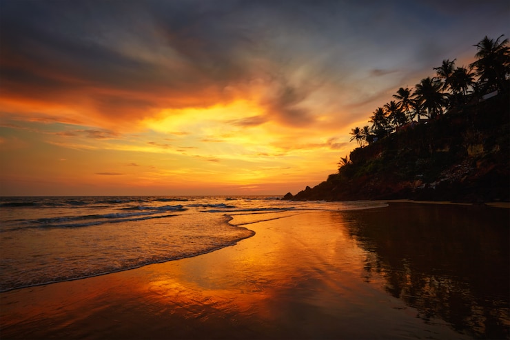 Foto tramonto sulla spiaggia di varkala, kerala, india