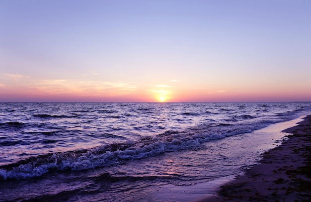 Tramonto sulla spiaggia estiva