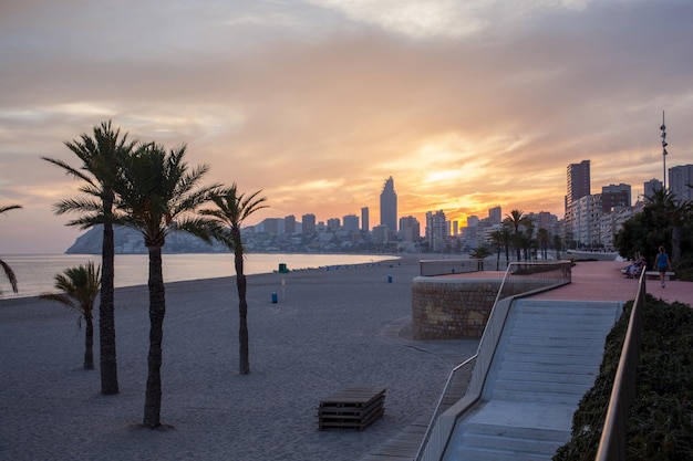 Tramonto sulla spiaggia in Spagna con palme