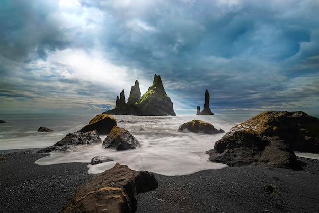 Tramonto sulla spiaggia nera dell'Islanda