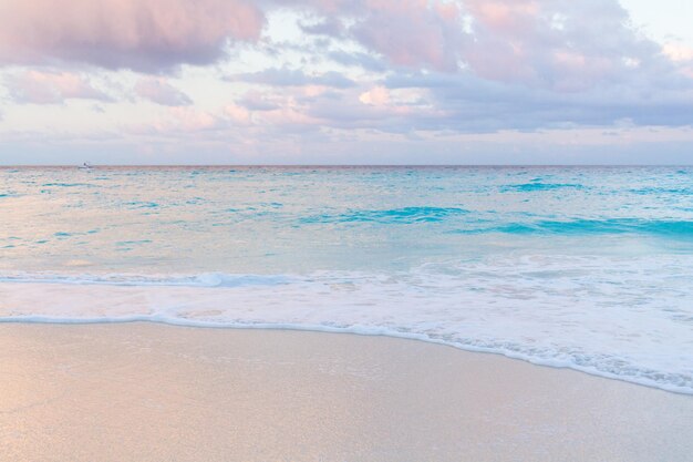 Tramonto sulla spiaggia sul Mar dei Caraibi.