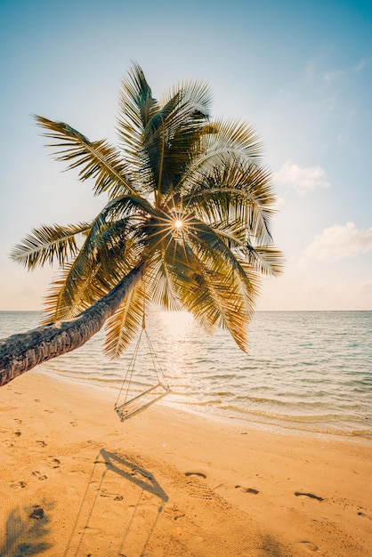 Tramonto sulla spiaggia tropicale come paesaggio estivo con spiaggia di resort di lusso che oscilla su sabbia e mare calmo