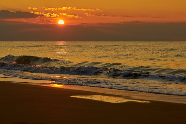 Tramonto sulla spiaggia tropicale durante il crepuscolo