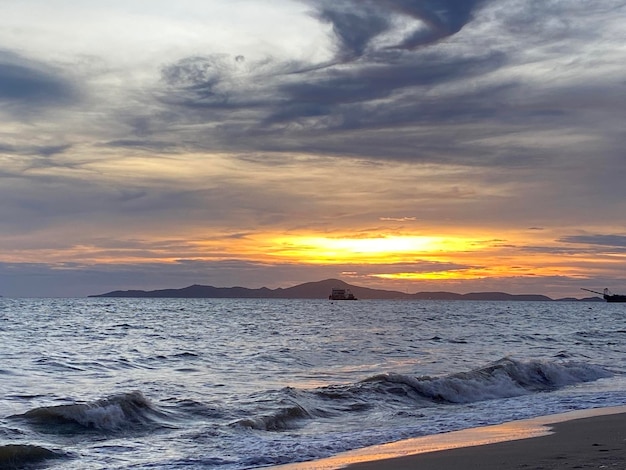 tramonto sulla spiaggia