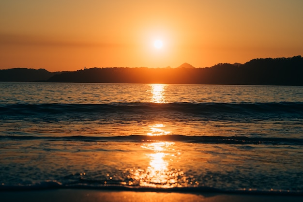 tramonto sulla spiaggia