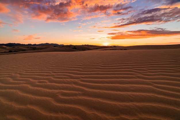 Tramonto sulle dune di sabbia nel deserto Paesaggio arido del deserto del Sahara