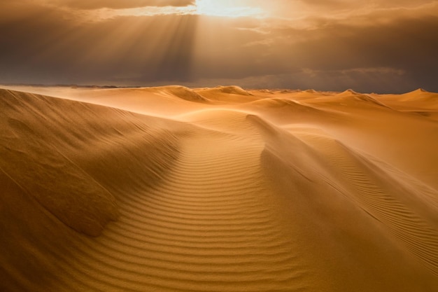 Tramonto sulle dune di sabbia nel deserto Paesaggio arido del deserto del Sahara