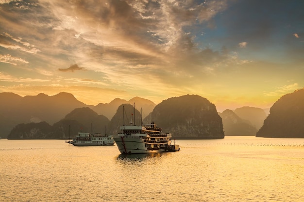 Tramonto sulle isole della baia di Halong in Vietnam Incredibile sfondo del paesaggio