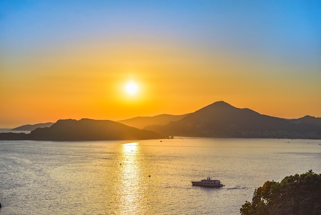 Tramonto sulle montagne e sul mare Adriatico in Montenegro