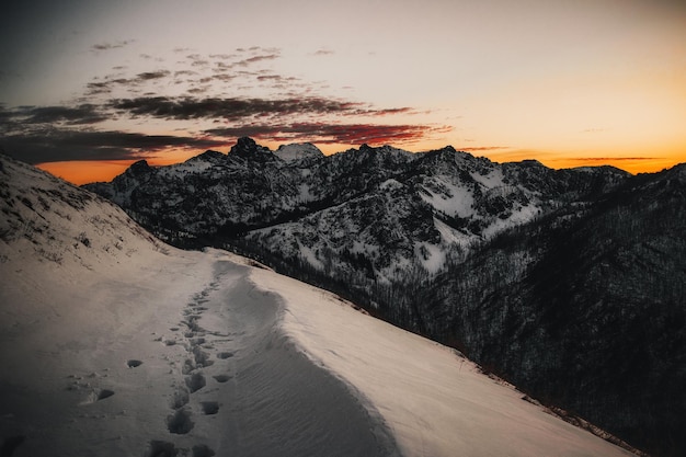 tramonto sulle montagne innevate