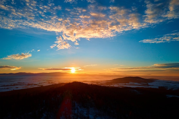 Tramonto sulle montagne ricoperte di foresta