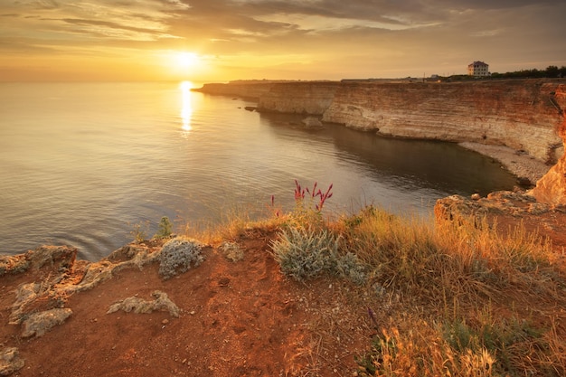 Tramonto sulle scogliere del mare