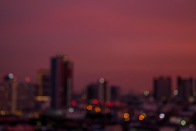 Tramonto sullo sfondo del cielo limpido prima della notte sopra la luce del bokeh della città