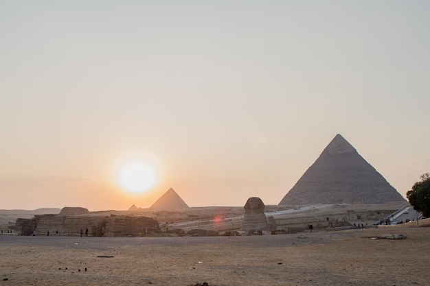 Tramonto sullo sfondo delle piramidi egiziane