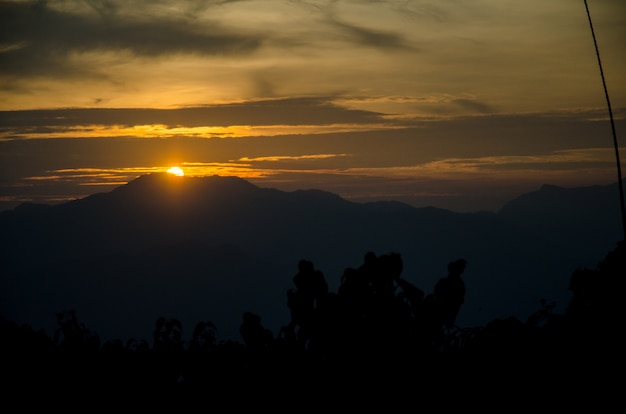 Tramonto sullo sfondo di montagna