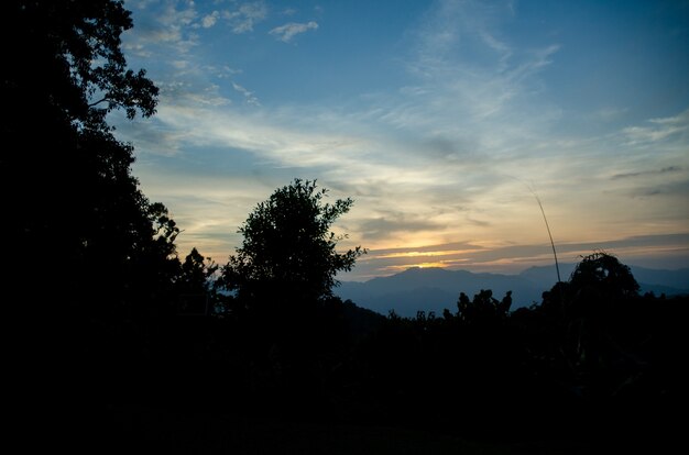 Tramonto sullo sfondo di montagna