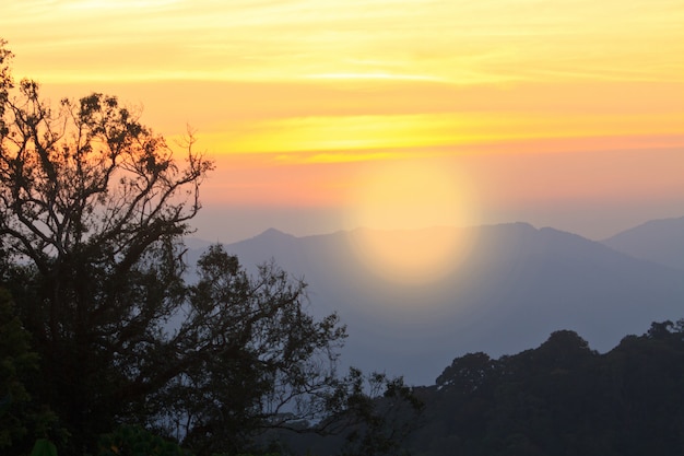 Tramonto sullo sfondo di montagna