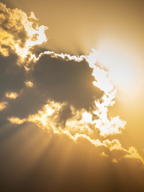 Tramonto surreale con bellissime luci arancioni naturali